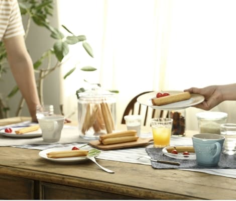 机にお菓子を並べている写真